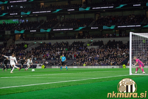 Enajstemtrovka za vodstvo domačinov z 1:0. Enajstemtrovka za vodstvo domačinov z 1:0.