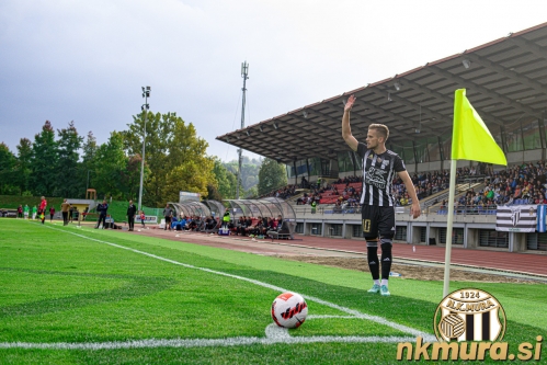 Tomi Horvat pred izvajanjem kota na stadionu v Šiški v Ljubljani. Tomi Horvat pred izvajanjem kota na stadionu v Šiški v Ljubljani.