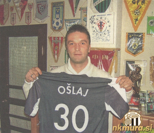 Damjan Ošlaj je zadnjo tekmo v dresu Mure in svoji karieri odigral 16. oktobra 2011 proti Triglavu. Damjan Ošlaj je zadnjo tekmo v dresu Mure in svoji karieri odigral 16. oktobra 2011 proti Triglavu.