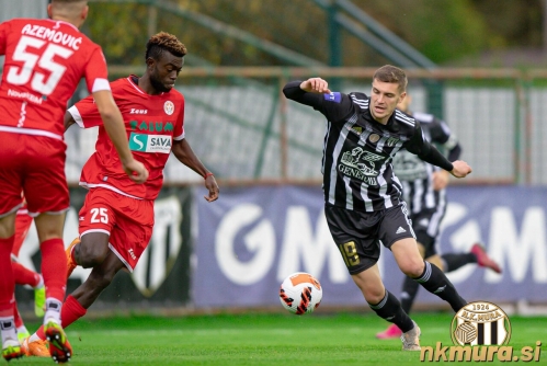 Nardin Mulahusejnović in Nkama, ki je v 3. minuti zatresel lastno mrežo. Nardin Mulahusejnović in Nkama, ki je v 3. minuti zatresel lastno mrežo.