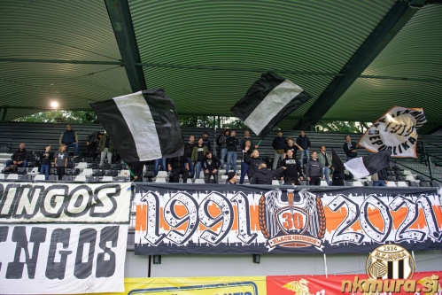 Black Gringos na svojem standardnem mestu na severni tribuni. Black Gringos na svojem standardnem mestu na severni tribuni.