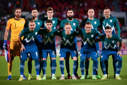 Slovenska reprezentanca, ki je pričela tekmo proti Malti. Žan Karničnik je v spodnji vrsti na sredini (številka 18). Slovenska reprezentanca, ki je pričela tekmo proti Malti. Žan Karničnik je v spodnji vrsti na sredini (številka 18).