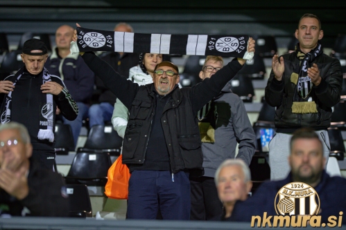 Pogled na tribune. Pogled na tribune.