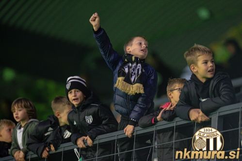 Pogled na tribune. Pogled na tribune.