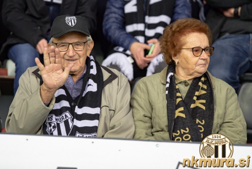 Pogled na tribune. Pogled na tribune.