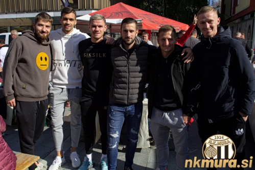 Stojnico Mure so obiskali tudi igralci Mure. Od leve: Nik Lorbek, Jan Gorenc, Luka Bobičanec, Alen Kozar, Klemen Šturm in Žan Karničnik. Stojnico Mure so obiskali tudi igralci Mure. Od leve: Nik Lorbek, Jan Gorenc, Luka Bobičanec, Alen Kozar, Klemen Šturm in Žan Karničnik.