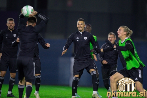 Uradni trening Mure pred tekmo s francoskim prvoligašem. Uradni trening Mure pred tekmo s francoskim prvoligašem.