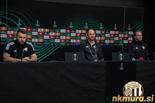 Na tiskovni konferenci sta spregovorila Ante Šimundža in Matic Maruško. Skrajno levo je tiskovni predstavnik Mure Smiljan Kuhar. Na tiskovni konferenci sta spregovorila Ante Šimundža in Matic Maruško. Skrajno levo je tiskovni predstavnik Mure Smiljan Kuhar.