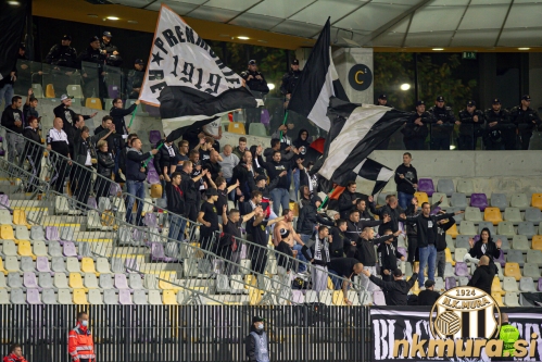 Navijaška skupina Black Gringos je bila tokrat na vzhodni tribuni. Navijaška skupina Black Gringos je bila tokrat na vzhodni tribuni.