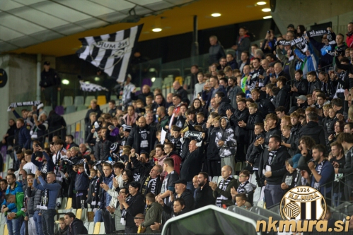 Vzhodna tribuna Ljudskega vrta. Vzhodna tribuna Ljudskega vrta.