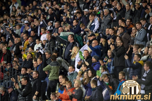 Gledalci na vzhodni tribuni. Gledalci na vzhodni tribuni.