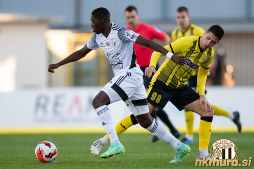 Samisindin Ouro in strelec dveh zadetkov Marko Božić. Samisindin Ouro in strelec dveh zadetkov Marko Božić.