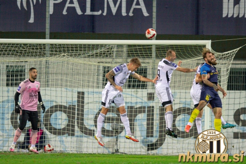 Gneča pred vrati Matka Obradovića. Gneča pred vrati Matka Obradovića.