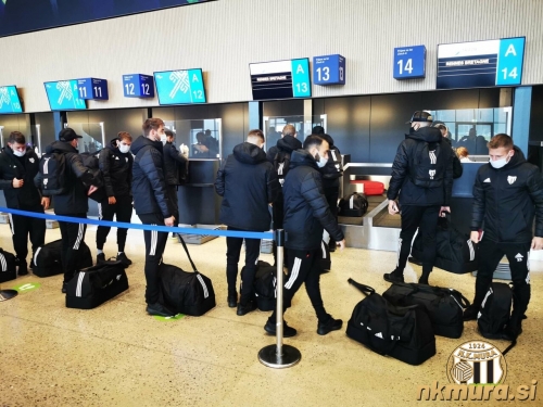 Na letališču Brnik.