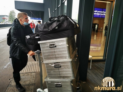 Na letališču Brnik.