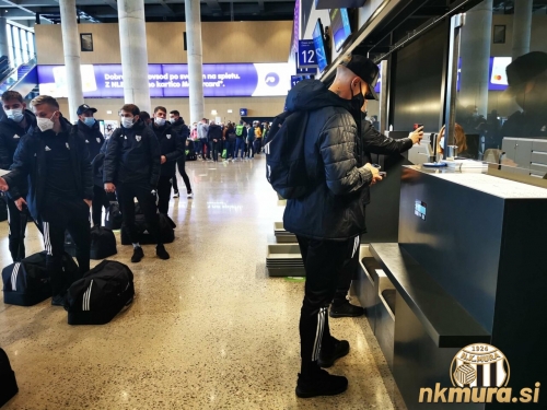 Na letališču Brnik.