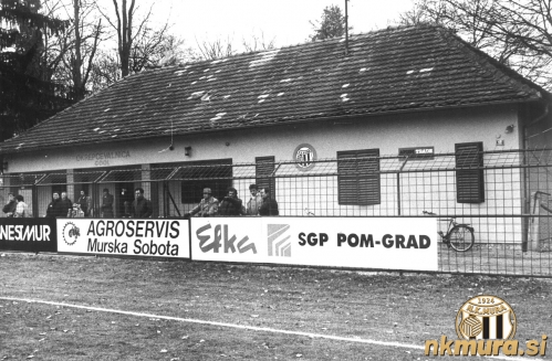 Stare slačilnice Mure v začetku devetdesetih let. Mura jih je zgradila leta 1944 in za njih prejela denarna sredstva Madžarskega nacionalnega športnega centra. Stare slačilnice Mure v začetku devetdesetih let. Mura jih je zgradila leta 1944 in za njih prejela denarna sredstva Madžarskega nacionalnega športnega centra.