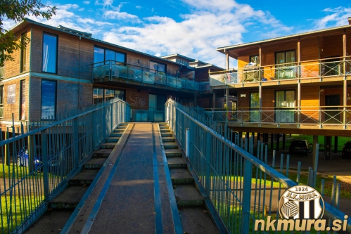 Nogometaši in strokovno vodstvo so nastanjeni v hotelu Domaine de Cicé-Blossac, ki se nehaja na obrobju mesta Rennes.