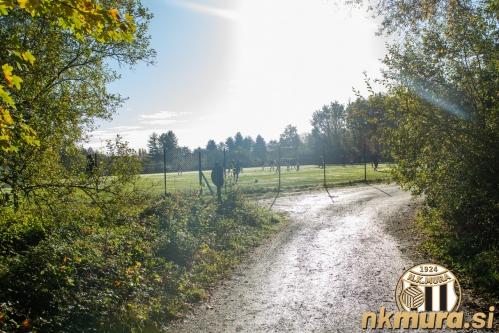 Pogled proti igrišču.