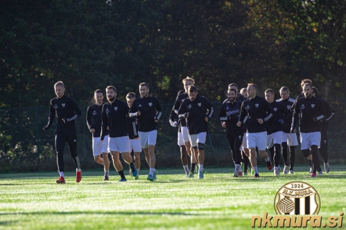 Nogometaši Mure na dopoldanskem treningu.