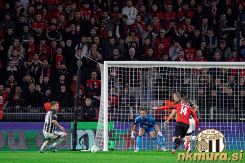 Gneča pred vrati Mure. Od leve: Nik Lorbek, Matko Obradovič, Matic Maruško in kapetan Rennesa Benjamin Bourigeaud. Gneča pred vrati Mure. Od leve: Nik Lorbek, Matko Obradovič, Matic Maruško in kapetan Rennesa Benjamin Bourigeaud.