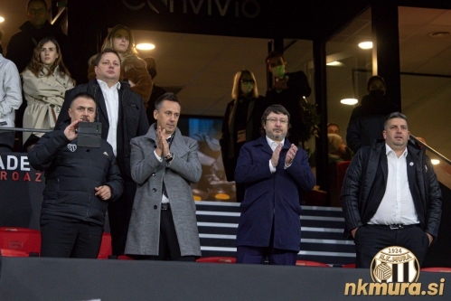 Del vodstva Mure. Od leve: Damjan Rajh (član UO), Robert Kuzmič (predsednik), Aleš Kegelj (direktor), Anton Khozyainov, Denis Rajbar (podpredsednik in športni direktor). Del vodstva Mure. Od leve: Damjan Rajh (član UO), Robert Kuzmič (predsednik), Aleš Kegelj (direktor), Anton Khozyainov, Denis Rajbar (podpredsednik in športni direktor).