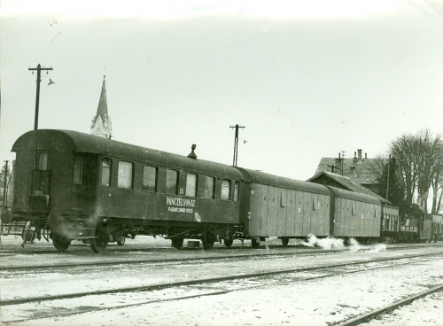 Vlak na soboški železniški postaji. V ozadju je cerkev. Nogometaši Mure so leta 1943 na tekme potovali z vlakom. Prevozili so natanko 4014 kilometrov. Vlak na soboški železniški postaji. V ozadju je cerkev. Nogometaši Mure so leta 1943 na tekme potovali z vlakom. Prevozili so natanko 4014 kilometrov.