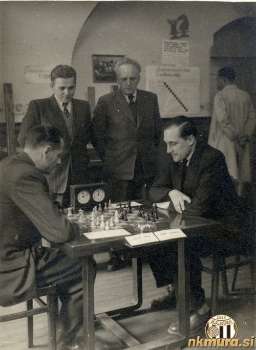 Janez Nemec (desno za šahovsko mizo) je bil med vojno aktiven šahist Mure. Fotografija je nastala leta 1950. Janez Nemec (desno za šahovsko mizo) je bil med vojno aktiven šahist Mure. Fotografija je nastala leta 1950.