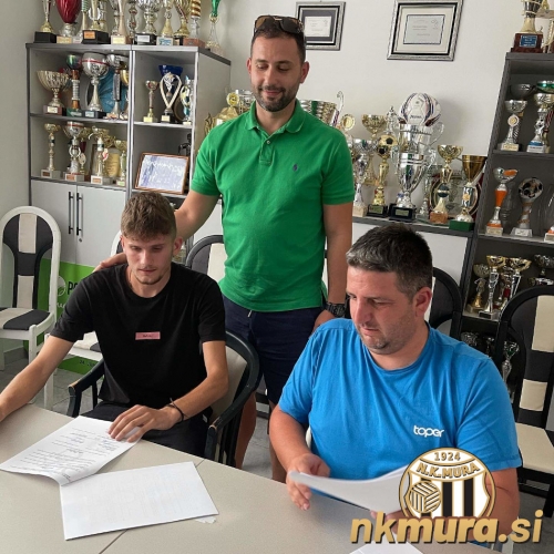 Henrik Nerguti v družbi športnega direktorja Denis Rajbara (modra majica) podpisuje pogodbo z Muro. Henrik Nerguti v družbi športnega direktorja Denis Rajbara (modra majica) podpisuje pogodbo z Muro.