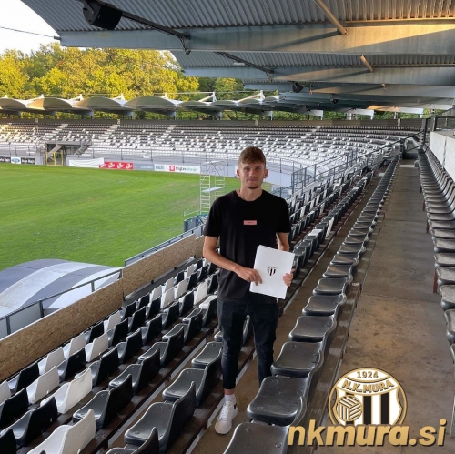 Henrik Nerguti po podpisu pogodbe z Muro. Henrik Nerguti po podpisu pogodbe z Muro.