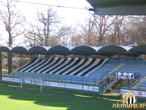 Zaradi kazni je bila tekma odigrana brez gledalcev. Navijaška skupina Black Gringos je na stadionu izobesila transparente in veliko zastavo. Zaradi kazni je bila tekma odigrana brez gledalcev. Navijaška skupina Black Gringos je na stadionu izobesila transparente in veliko zastavo.