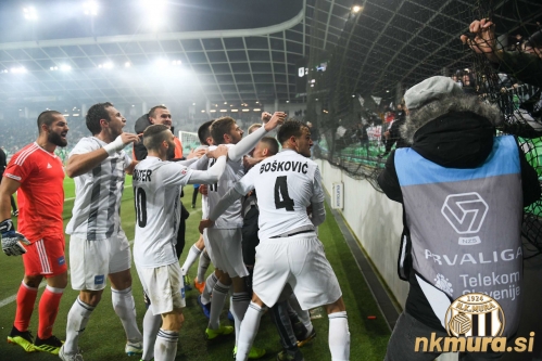 Veselje igralcev pred navijači Mure v Stožicah. Veselje igralcev pred navijači Mure v Stožicah.