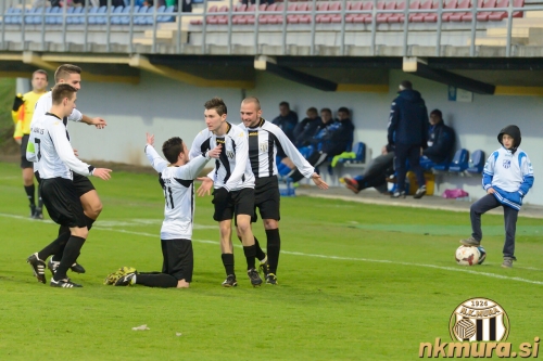 Veselje po doseženem zadetku. Od leve: Saša Celec, Erik Hozjan, Luka Ciglarič, Domenic Lacroce in Danilo Šiško. Veselje po doseženem zadetku. Od leve: Saša Celec, Erik Hozjan, Luka Ciglarič, Domenic Lacroce in Danilo Šiško.
