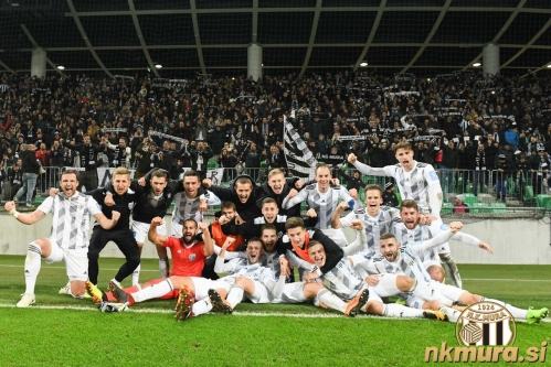 Skupinska fotografija pred navijači Mure. Skupinska fotografija pred navijači Mure.