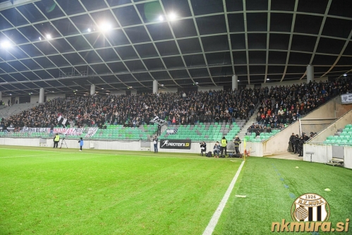 Navijači Mure so bili nastanjeni na južni tribuni Stožic. Navijači Mure so bili nastanjeni na južni tribuni Stožic.