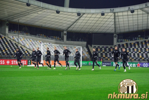 Uradni trening Mure pred tekmo s Tottenhamom. Od leve: Kozar, Maroša, Kous, Pucko, Mandić, Karničnik, Šturm, Lotrič, Lorbek in Bobičanec.