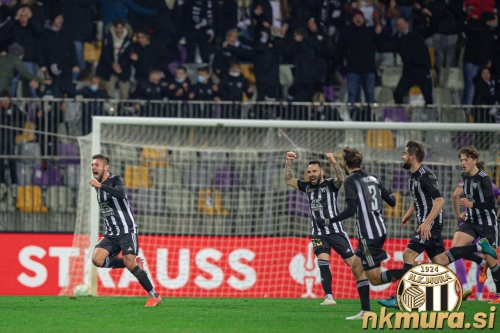 Veselje igralcev Mure po zmagovitem zadetku Amadeja Maroše. Veselje igralcev Mure po zmagovitem zadetku Amadeja Maroše.