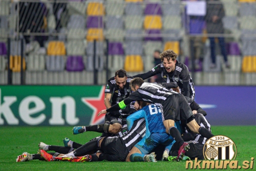 Veselje igralcev Mure po zmagovitem zadetku Amadeja Maroše. Veselje igralcev Mure po zmagovitem zadetku Amadeja Maroše.