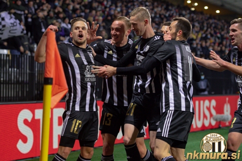 Veselje po vodilnem zadetku Tomija Horvata. Od leve: Tomi Horvat, Marin Karamarko, Žan Karničnik, Žiga Kous in Nardin Mulahusejnović. Veselje po vodilnem zadetku Tomija Horvata. Od leve: Tomi Horvat, Marin Karamarko, Žan Karničnik, Žiga Kous in Nardin Mulahusejnović.