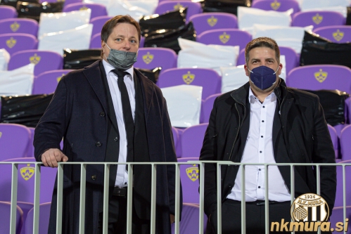 Predsednik Robert Kuzmič in športni direktor Denis Rajbar na častni tribuni v Ljudskem vrtu. Predsednik Robert Kuzmič in športni direktor Denis Rajbar na častni tribuni v Ljudskem vrtu.