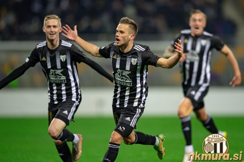 Vodilni zadetek Mure. Od leve: Žan Karničnik, Tomi Horvat in Marin Karamarko. Vodilni zadetek Mure. Od leve: Žan Karničnik, Tomi Horvat in Marin Karamarko.