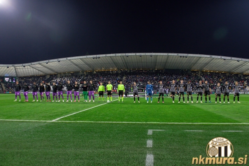 Začetni enajsterici pred pričetkom tekme. Desno Tottenham, levo Mura. Začetni enajsterici pred pričetkom tekme. Desno Tottenham, levo Mura.