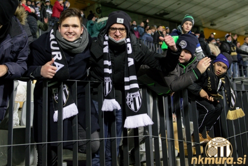 Tribune v Ljudskem vrtu so bile obarvane v črno-belo. Tribune v Ljudskem vrtu so bile obarvane v črno-belo.