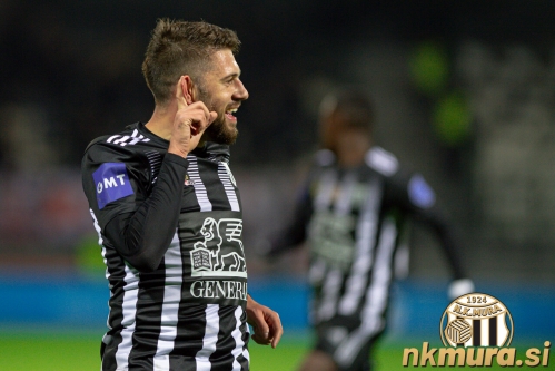 Amadej Maroša na tekmi Mura : Maribor, 28. novembra 2021.
