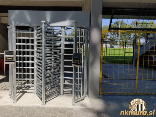 Vrtljiva vrata so bila nameščena 8. septembra 2021. Prvič so bila v uporabi 28. novembra 2021 na tekmi Mura : Maribor. Na fotografiji so vrata na južni strani stadiona. Fotografija je nastala 8. septembra 2021.