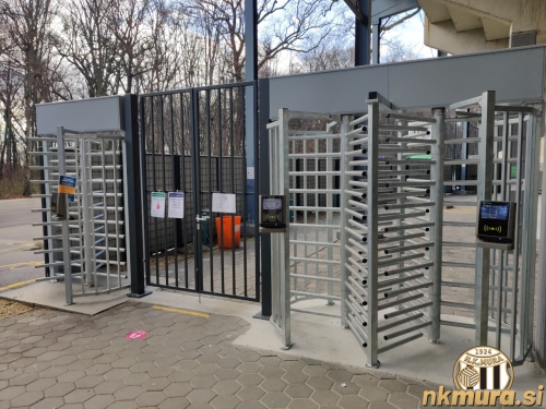 Vrtljiva vrata, ki vodijo v smeri šanka pod južno tribuno. Fotografija je nastala 29. novembra 2021.