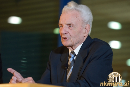 Miki Muster v Pokrajinski in študijski knjižnici Murska Sobota. Fotografija je nastala 19. februarja 2015. Muster je bil odličen plavalec Mure.