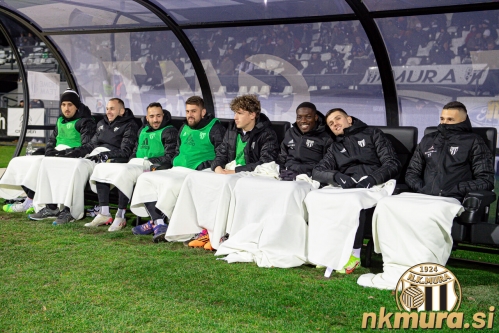 Klop Mure za rezervne igralce. Od leve: Marko Zalokar, Matic Maruško, Mitja Lotrič, Amadej Maroša, Kai Cipot, Samsindin Ouro, Mihael Klepač in Staniša Mandić. Klop Mure za rezervne igralce. Od leve: Marko Zalokar, Matic Maruško, Mitja Lotrič, Amadej Maroša, Kai Cipot, Samsindin Ouro, Mihael Klepač in Staniša Mandić.