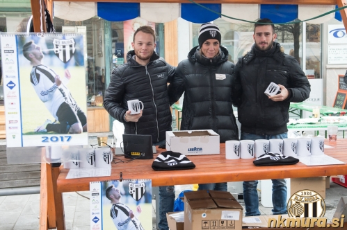 Stojnica Mure na Miklošovon senji leta 2016. Od leve: Niki Slana, Tamara Rantaša (ekonomka) in Alen Kozar. Stojnica Mure na Miklošovon senji leta 2016. Od leve: Niki Slana, Tamara Rantaša (ekonomka) in Alen Kozar.