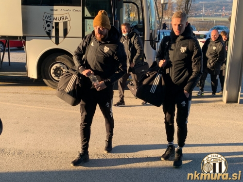 Razpoloženi muraši odhajajo na zadnje letošnje evropsko gostovanje. V ospredju sta Nik Lorbek in Žan Karničnik. Razpoloženi muraši odhajajo na zadnje letošnje evropsko gostovanje. V ospredju sta Nik Lorbek in Žan Karničnik.